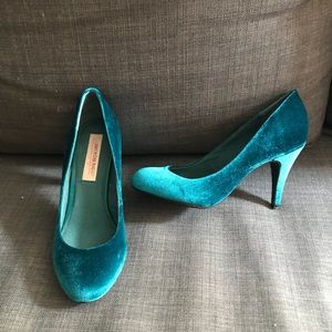 Size 8 teal velvet heels